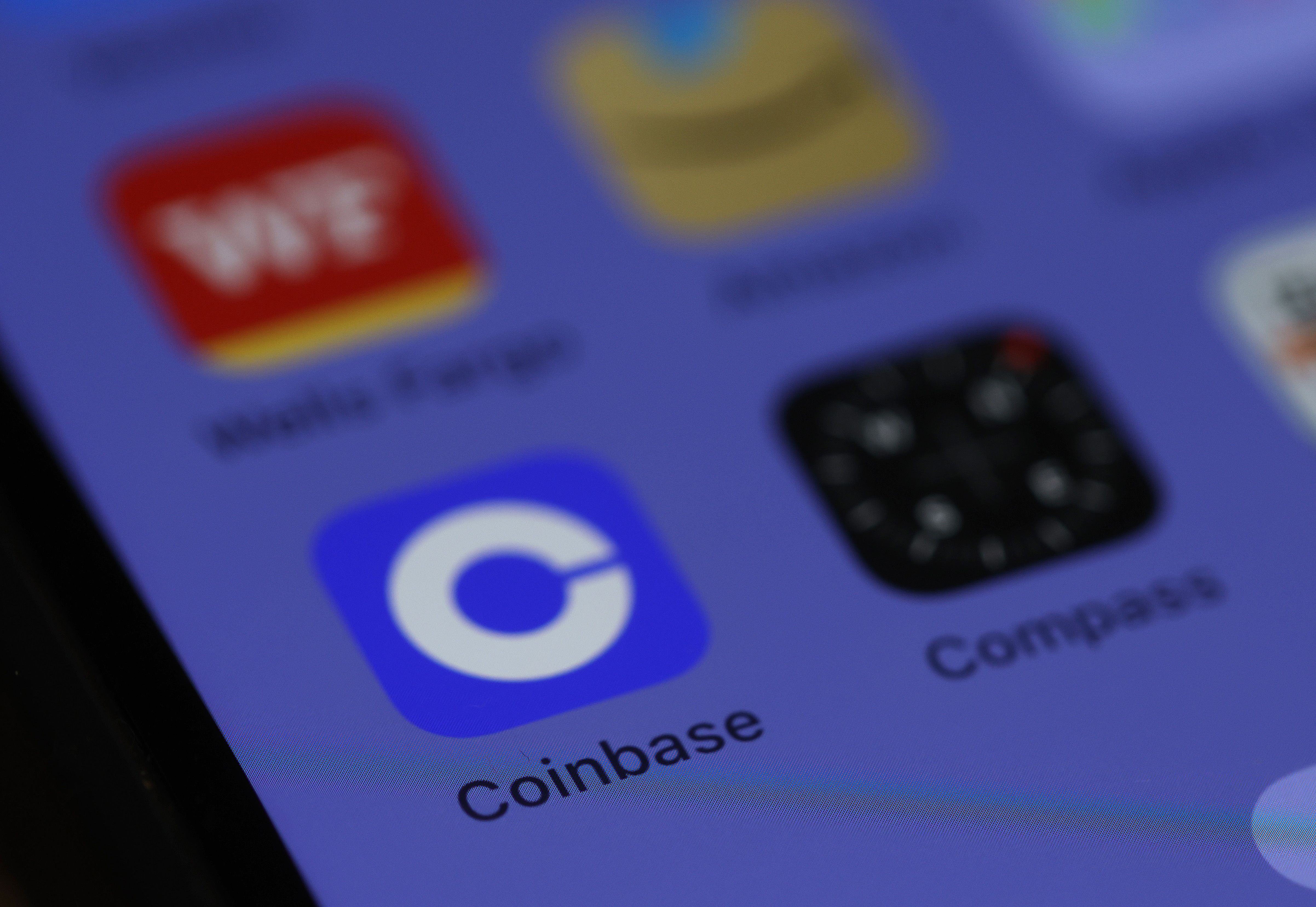 Coinbase Submits Application for Solana and Hedera Futures Listing