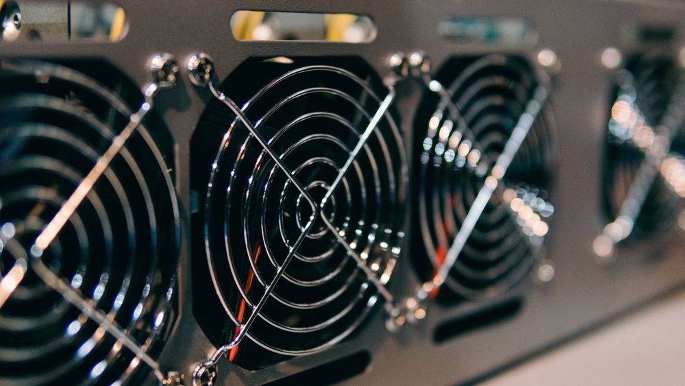 Bitcoin Hashrate Growth Slows During Challenging Market Conditions for Smaller Miners