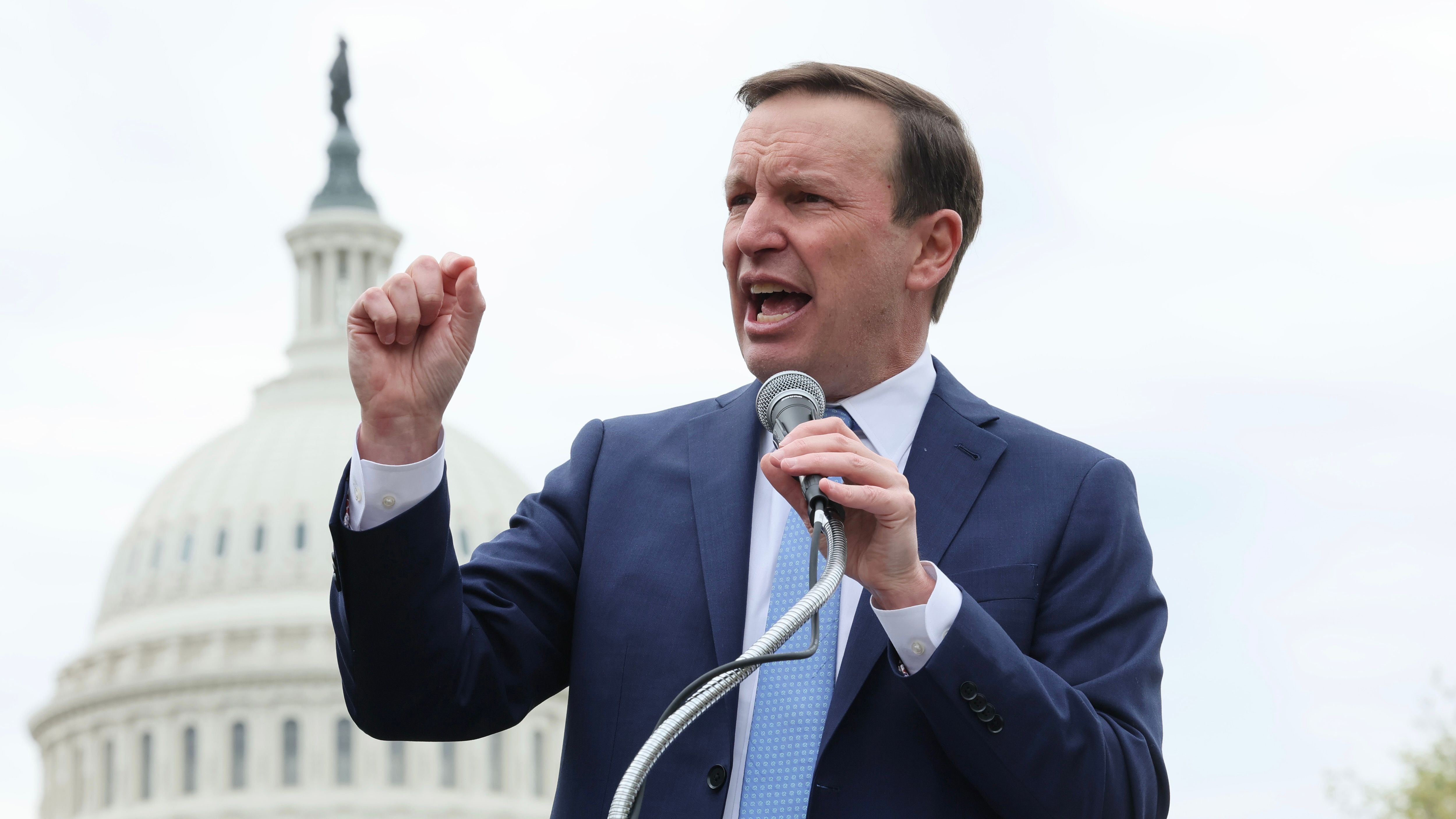Senator Chris Murphy Proposes Bill Against Presidential Financial Interests in Crypto