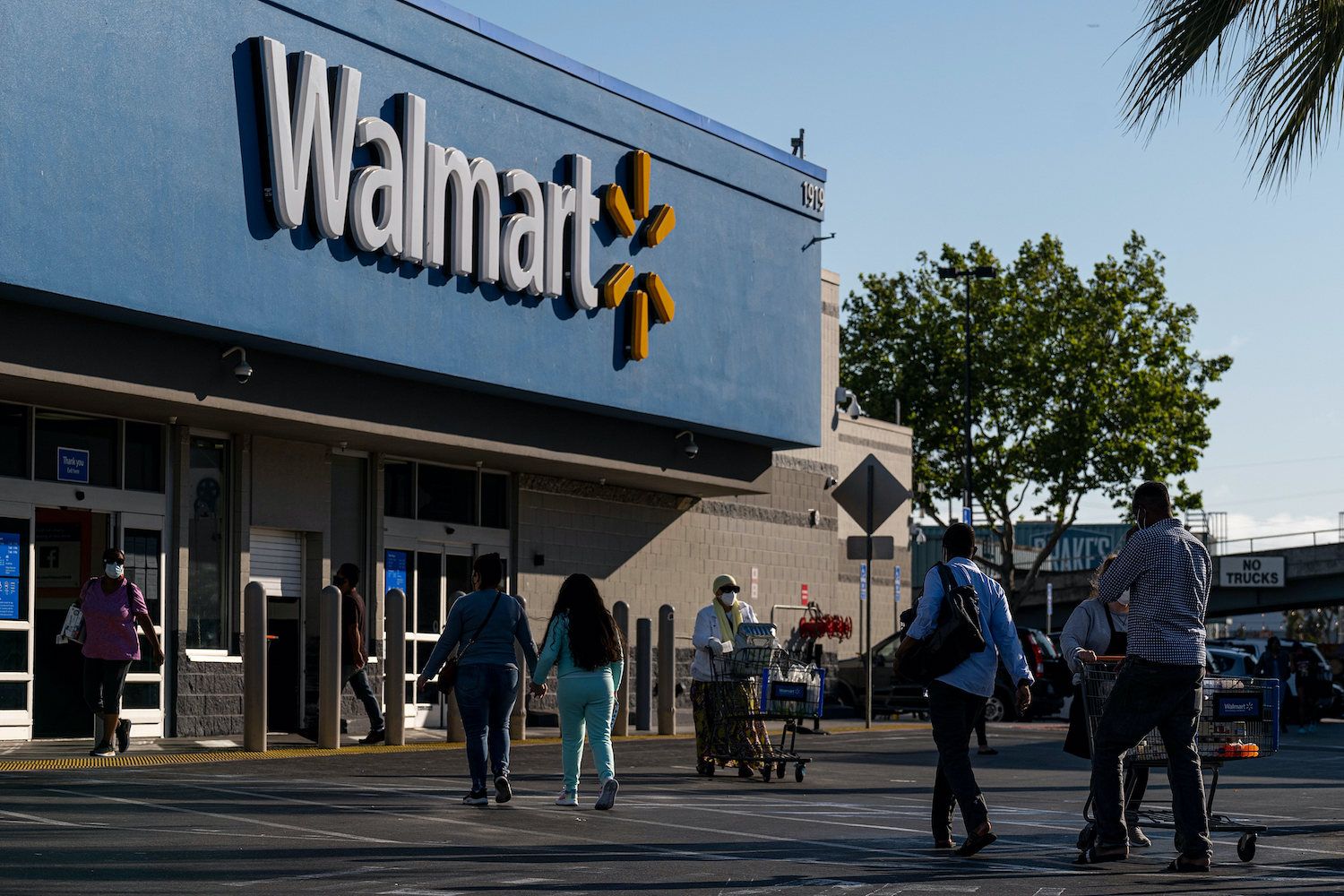 Walmart and Amazon Consider Implementing Dollar-Linked Stablecoins in the U.S.
