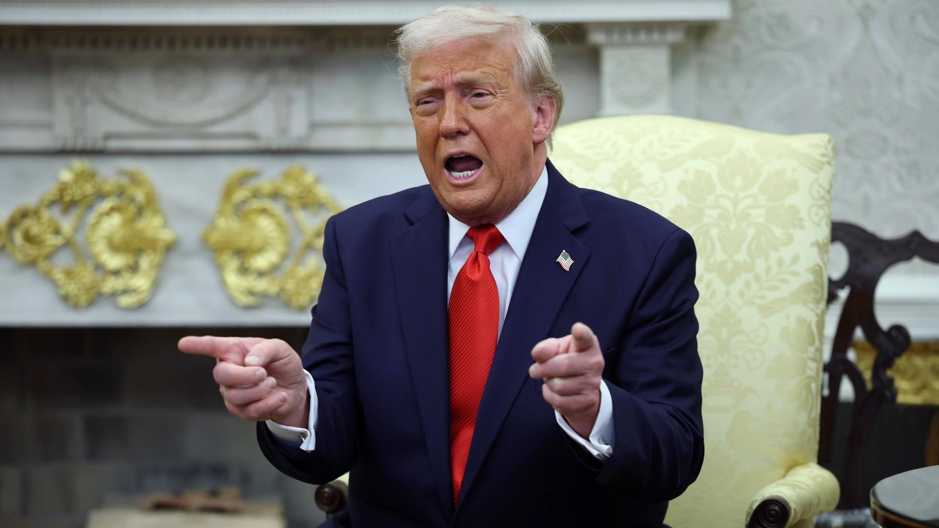 Bitcoin Tumbles as Trump Issues Warnings Over Iran Conflict