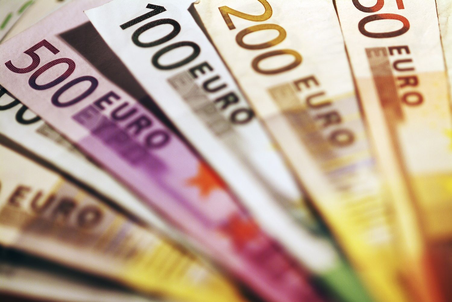 Bitcoin Achieves Record Monthly Close; Euro Gains Dominance