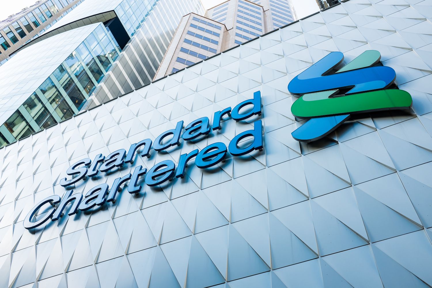 Standard Chartered Becomes First Global Bank to Introduce Spot Trading for Bitcoin and Ether