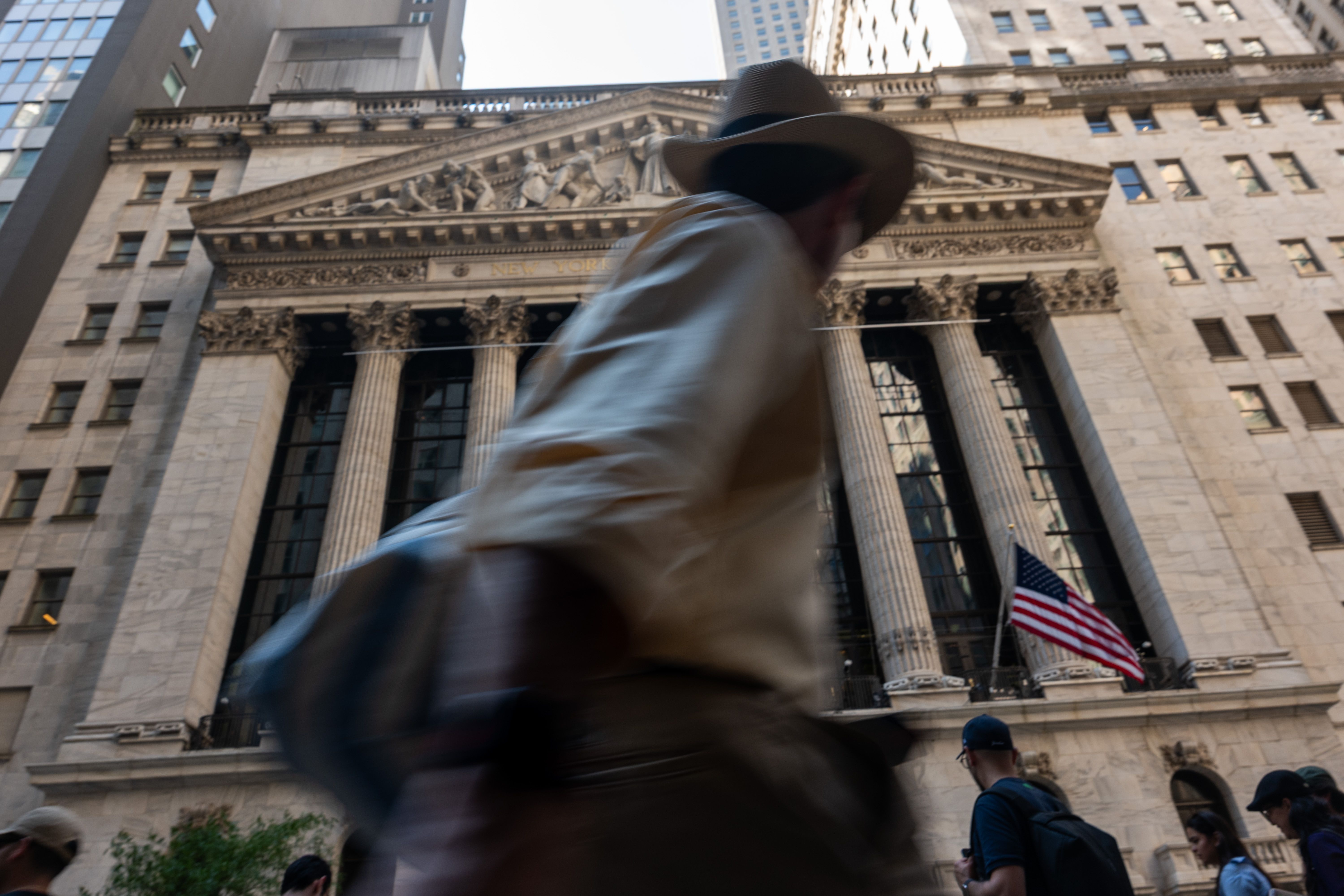 Surge in Crypto Stocks as Powell Points to Possible Rate Cuts